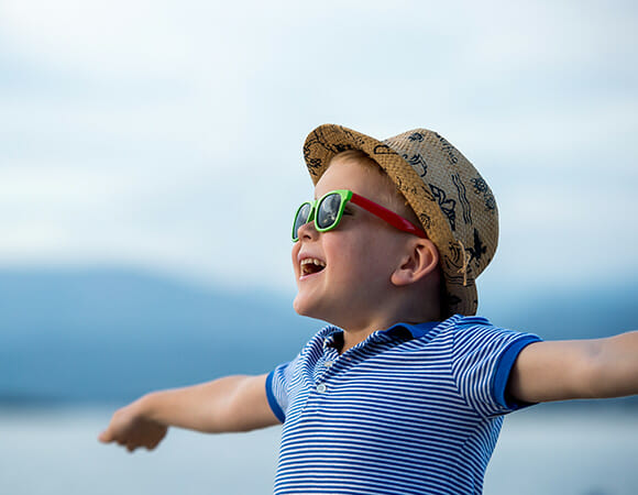 enfant heureux souriant